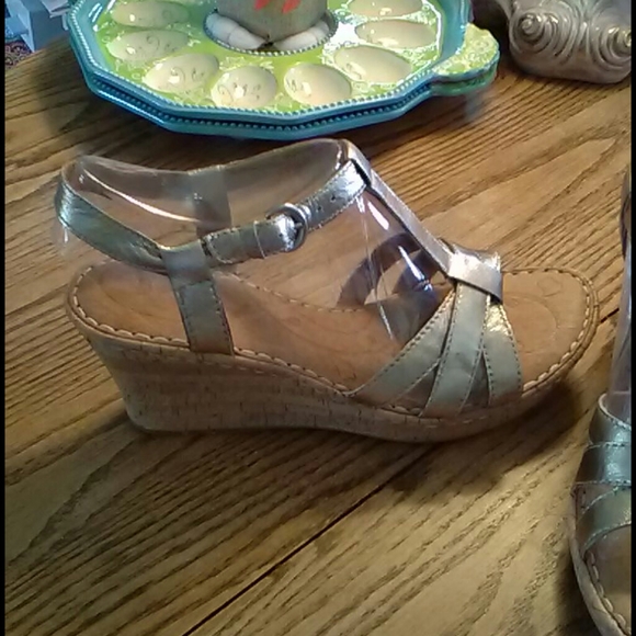 BORN LEATHER GOLD SANDAL, NWT - Picture 6 of 11